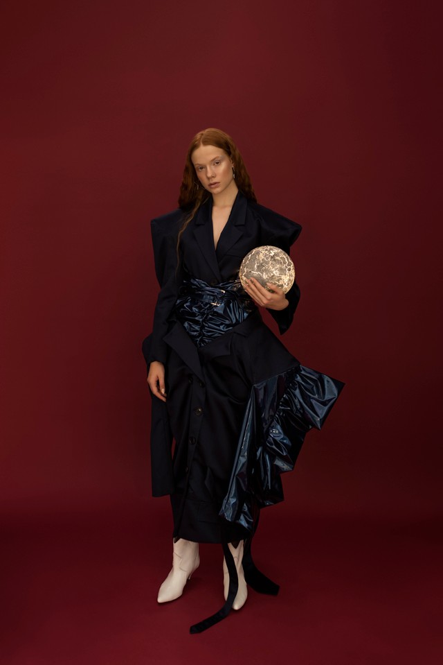 Kabát WIKTORIA FRANKOWSKA; Fülbevaló VINTAGE; Cipő LOFT37