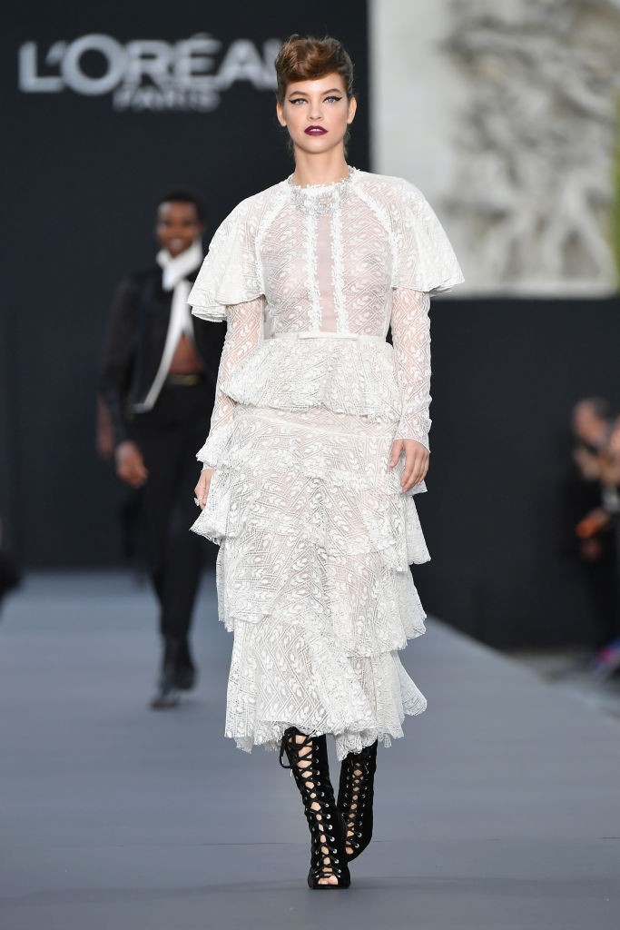 Palvin Barbara 2017-ben a párizsi divathéten egy teljesen áttetsző pucérruhában vonult végig a  Le Defile L'Oreal Paris show kifutóján - és még melltartót sem viselt alatta!