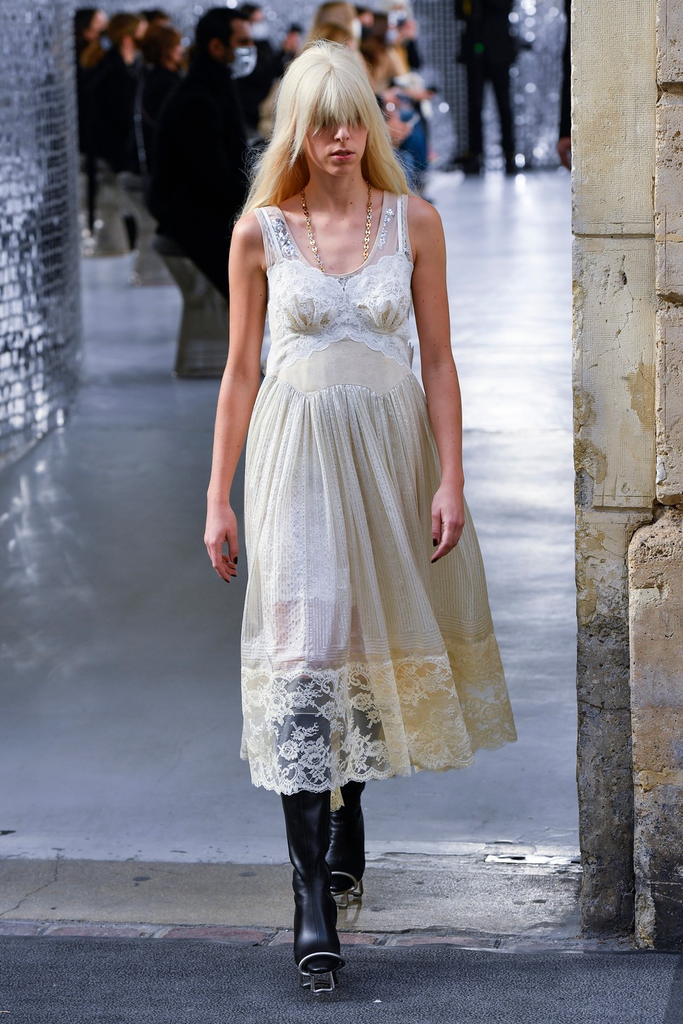 8 tavaszi trend a kifutókról, amiket a karantén inspirált