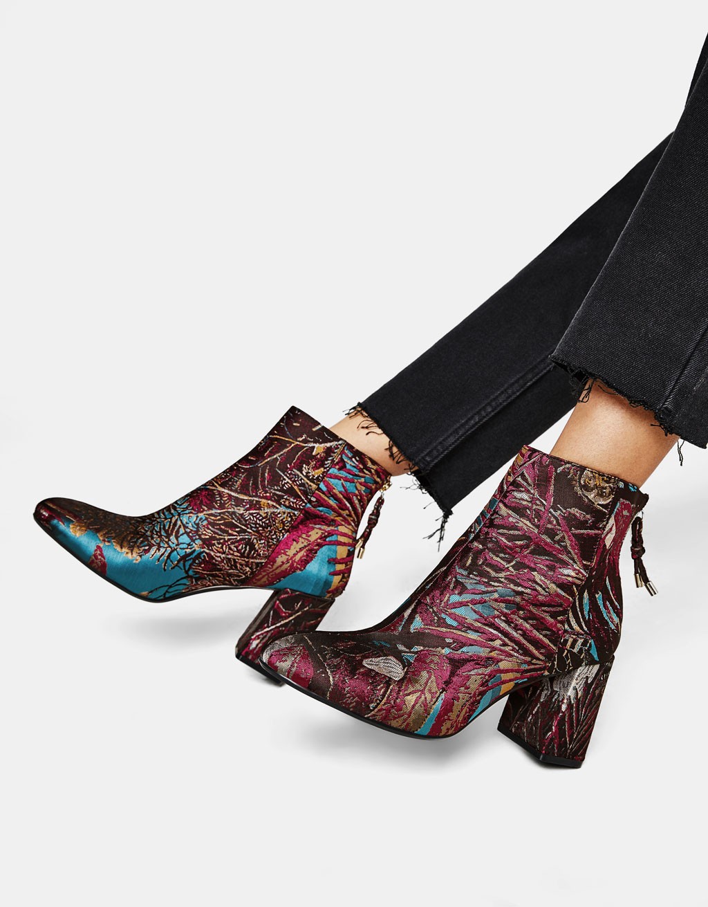 Mintás magas sarkú csizma BERSHKA- 12,995 Ft- bershka