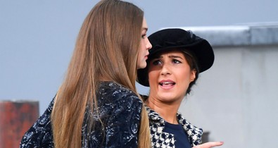 Belógott a modellek közé a Chanel kifutón egy nő, Gigi Hadid szerelte le