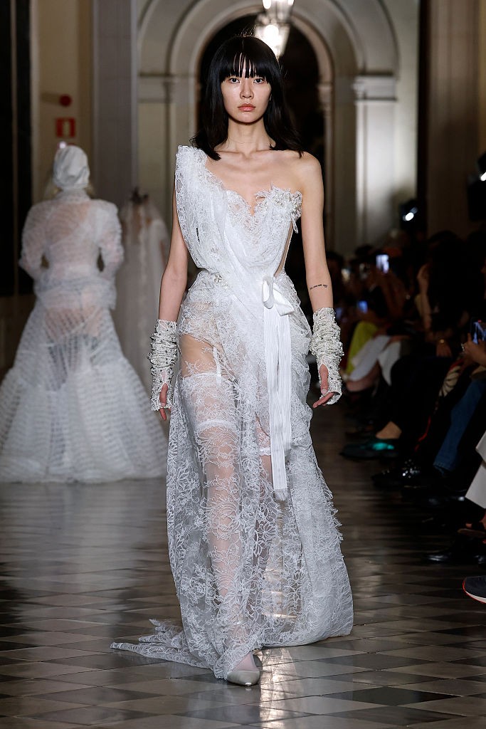 Fehérnemű-ihletésű csipkeruhák - A csipke mindig is népszerű volt a menyasszonyi ruhák világában, de az idei szezonban főleg a fehérneműt idéző darabok hódítanak majd. (Vivienne Westwood)