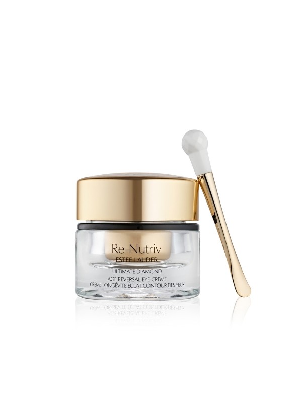 A Renutriv SIRTIVITY-LP™ szabadalmaztatott technológiával ellátott luxus szemkörnyékápoló 15 év kutatása alapján készült, láthatóan visszafordítja az öregedést. Már 14 nap után fiatalosabbnak tűnik a szemkörnyék: feszesebb, simább és ragyogóbb lesz, csökkennek a sötét karikák és apró ráncok. Folyamatos használat mellett három fiatalító zóna és hat marker javulása figyelhető meg, így a szemek kontúrjai újraélednek és fiatalosabb megjelenést nyújtanak. - Re-Nutriv Ultimate Diamond szemkörnyékápoló ESTÉE LAUDER 92 000 Ft/15 ml