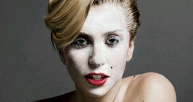 Pirosra festett mellbimbó, egy szál bugyi - Lady Gaga levetkőzött