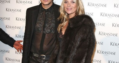 Fekete csipkés kombinéban érkezett Kate Moss
