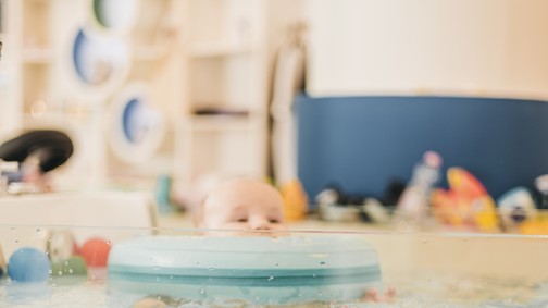 A víz varázsa: így segíti a fejlődést már újszülött kortól