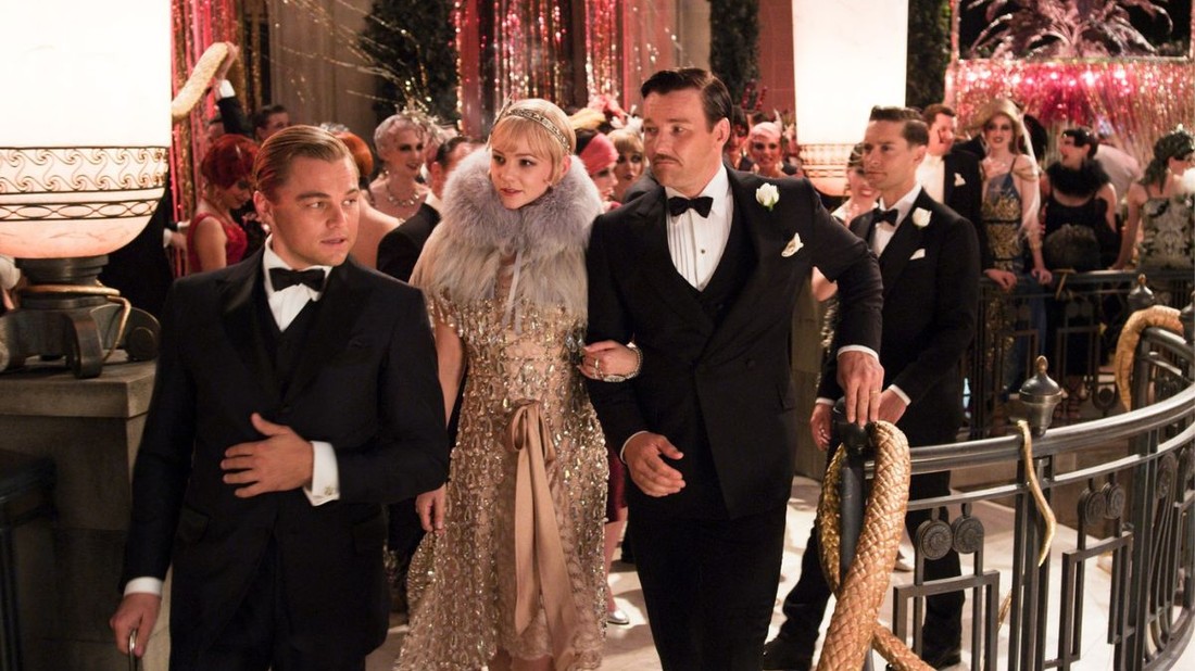A Leonardo DiCaprio főszereplésével készült A Nagy Gatsby ikonikus jelenete, amely tökéletesen megidézi az 1920-as évek csillogását, dekadenciáját és a remények mögött húzódó tragédiát.