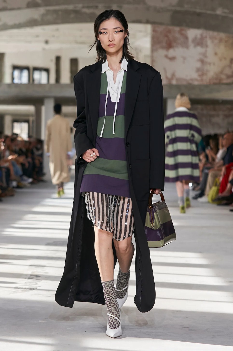 Dries Van Noten kifutóján egy lazább, könnyedebb kombinációban láthattuk a flitteres meztelenszoknyát