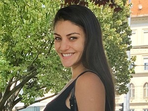 Kulcsár Edina ma bevetette ´popsitakarós´ táskáját