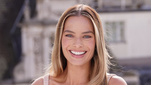 Margot Robbie meztelen istennőként tündököl tangás pucérruhájában