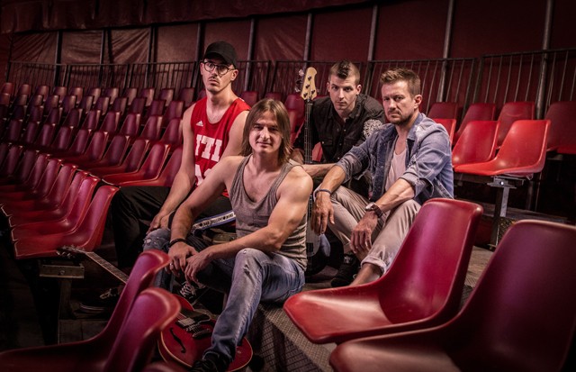 Intim Torna Illegál