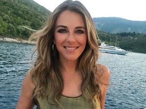 Az 53 éves Elizabeth Hurley topless videója elképesztően felháborította az embereket