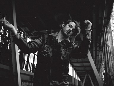 “Semmi mást nem éreztem, csak felszabadultságot” - a várnegyedet táncolja körbe új videoklipjében O’SULLIVAN