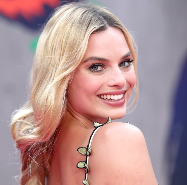 Nem ez a legelőnyösebb szín Margot Robbie számára, mégis őrületes az összhatás