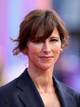 Közelről is ámulatba ejtő: Sophie Hunter egy visszafogottan elegáns, sötét zakóban és finom gyöngyfülbevalókkal mutatta meg természetes, kortalan szépségét a 67. BFI Londoni Filmfesztivál vörös szőnyegén, 2023-ban