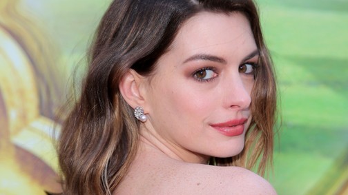 Anne Hathaway szülés utáni dögös alakját szexi ruhában mutatta meg