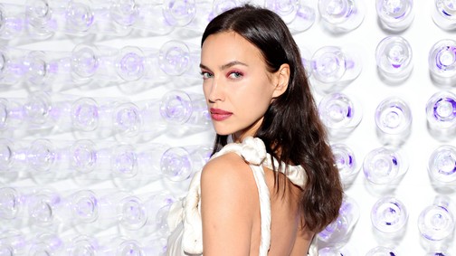Irina Shayk egy szál bugyiban ment az autóversenyre, kiakadtak a rajongók