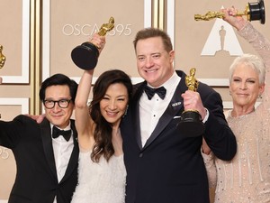 Brendan Fraser könnyeivel küszködve vette át az Oscar-díjat, a Minden, mindenhol, mindenkor megérdemelten verte rommá a mezőnyt