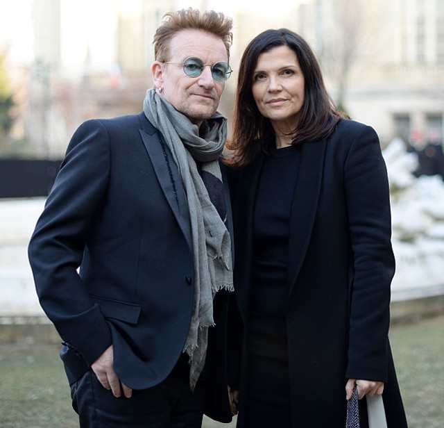 *Bono és Alison Hewson*Bono és Alison tizenéves korukban ismerték meg egymást, tinédzserkori szerelmük pedig családi szövetséggé nőtte ki magát: elképesztő, de már 39 éve élnek boldog házasságban! Az énekes biztos benne, hogy egy boldog házassághoz szigorú időbeosztás kell, a felesége pedig tökéletes ennek megtervezésében.