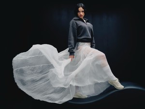Rosalía visszatér, méghozzá a New Balance legújabb 204L cipőkampányának az élére
