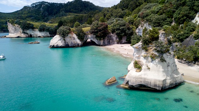 A Coromandel-félsziget természetes határt képez a Csendes Óceán és a mögötte levő Hauraki Gulf belső része között. Dombvidéki táj, sűrű erdőkkel, partvidéke pedig népszerű üdülőhely.