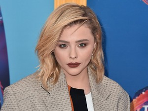 Nagyon sikkes az óriás zakó, de Chloé Garce Moretz-nek pocsékul áll