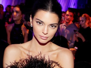 Mi fázunk helyette: Kendall Jenner a hóban, egy szál bikiniben szexizik
