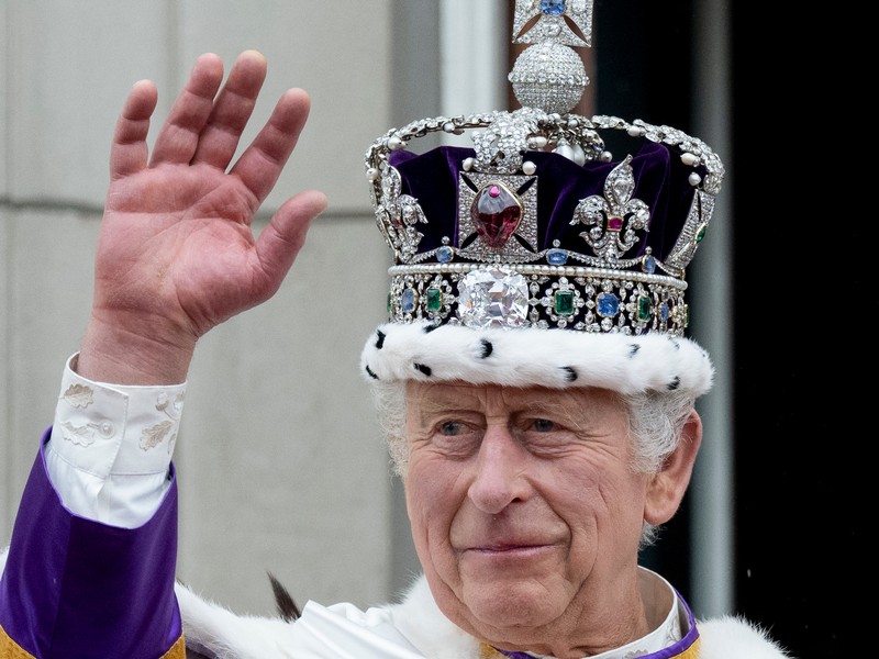 Brutálisan nehéz koronát visel Károly király, itt a pontos súly