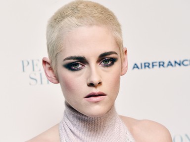 Szörnyen bizarrul néz ki a kopasz Kristen Stewart