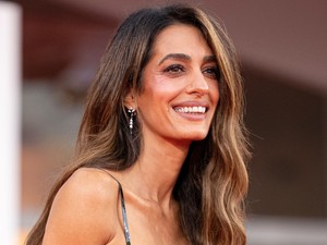 Amal Clooney álomszép szettben tündökölt, minden porcikájából árad az elegancia 