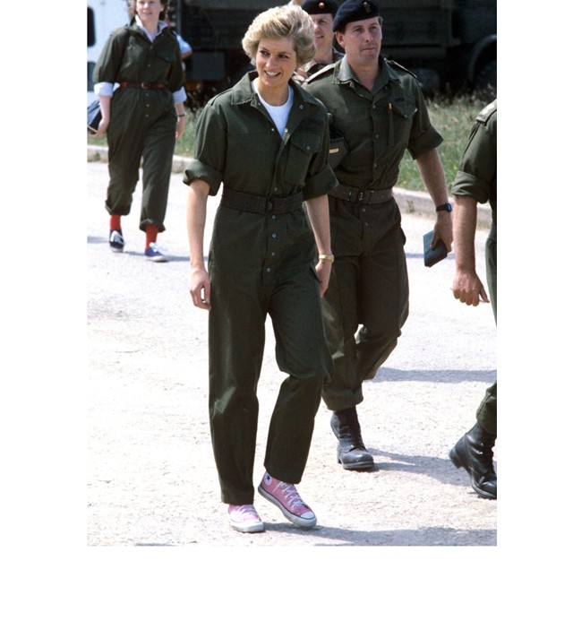 Lady Diana nem csak nőiesen elegáns cipőket hordott: a 80-as években kedvenc sportcipője egy trendi, rózsaszín All Star Converse volt. 