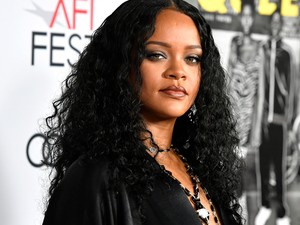 Rihanna csípőig felvágott selyemruhája egy álom