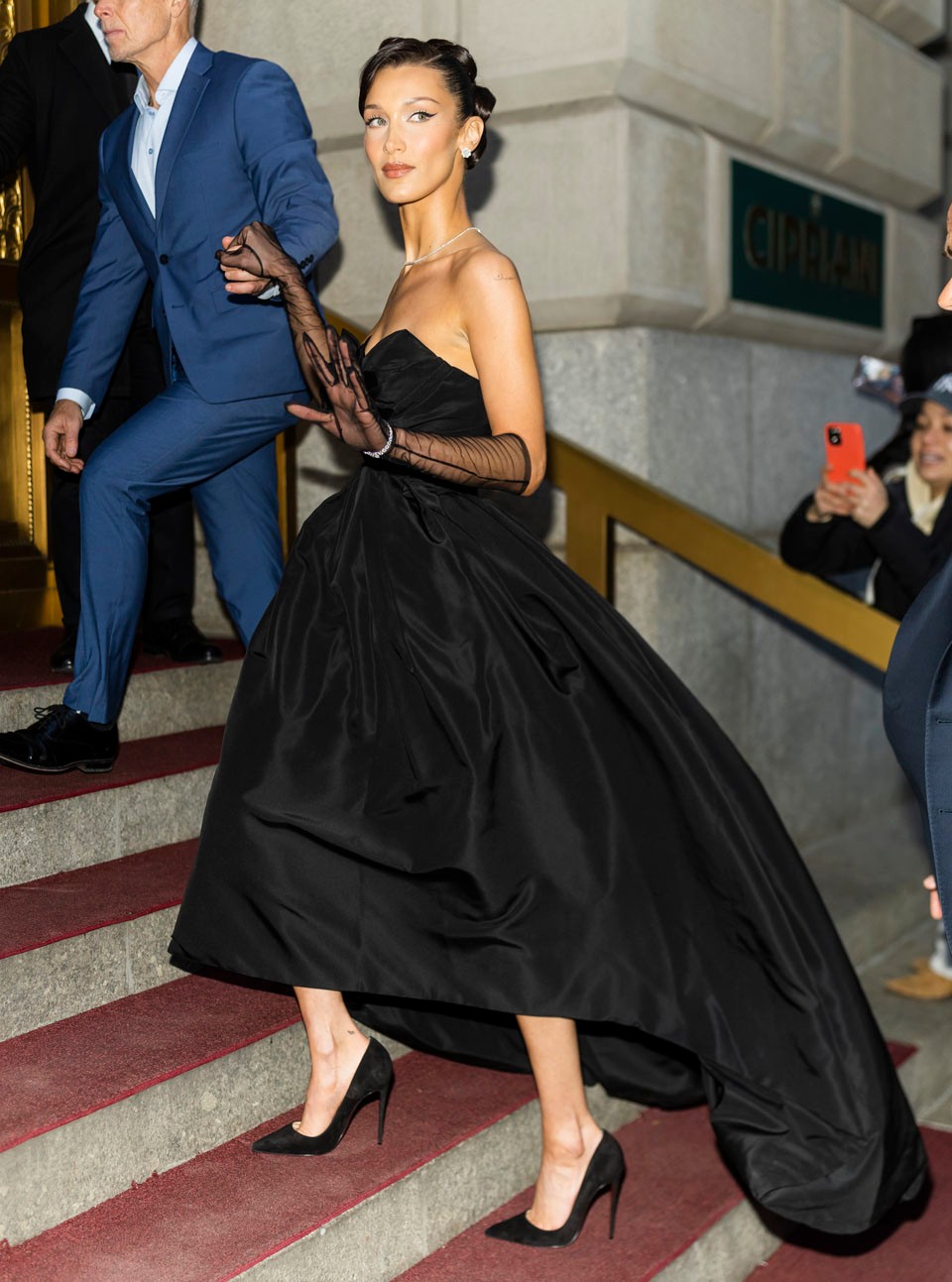  Bella Hadid vintázs ruháját Yves Saint Laurent tervezte 23 évesen