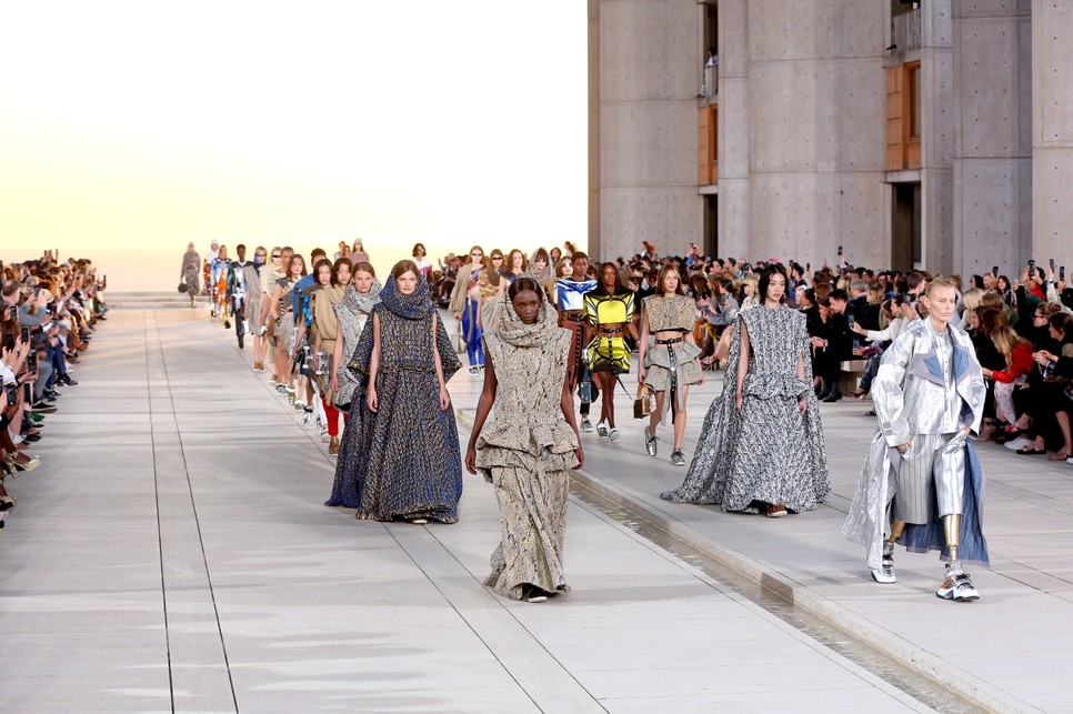 Utópiát megidéző ruhaköltemények: Ilyen volt a Louis Vuitton Cruise 2023 show