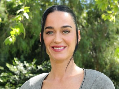 Katy Perry bizarr szerelésben lépett a vörös szőnyegre, alig lehetett felismerni az énekesnőt