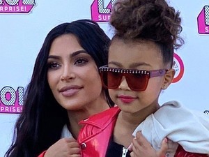 Nagyon édes: Kim Kardashian 5 éves kislánya először a kifutón