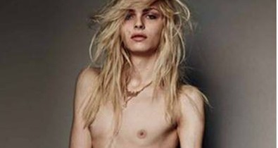 Vetkőzéssel sokkol az androgün modell