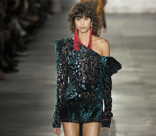 Félvállas ruha Saint Laurent kifutóján