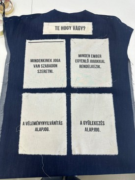 Marge politikai aktivista ruháját, mely az alapjogokból sorol fel pár nagyon aktuálisat, Szarvas Valentin tervezte a GLAMOUR gálára