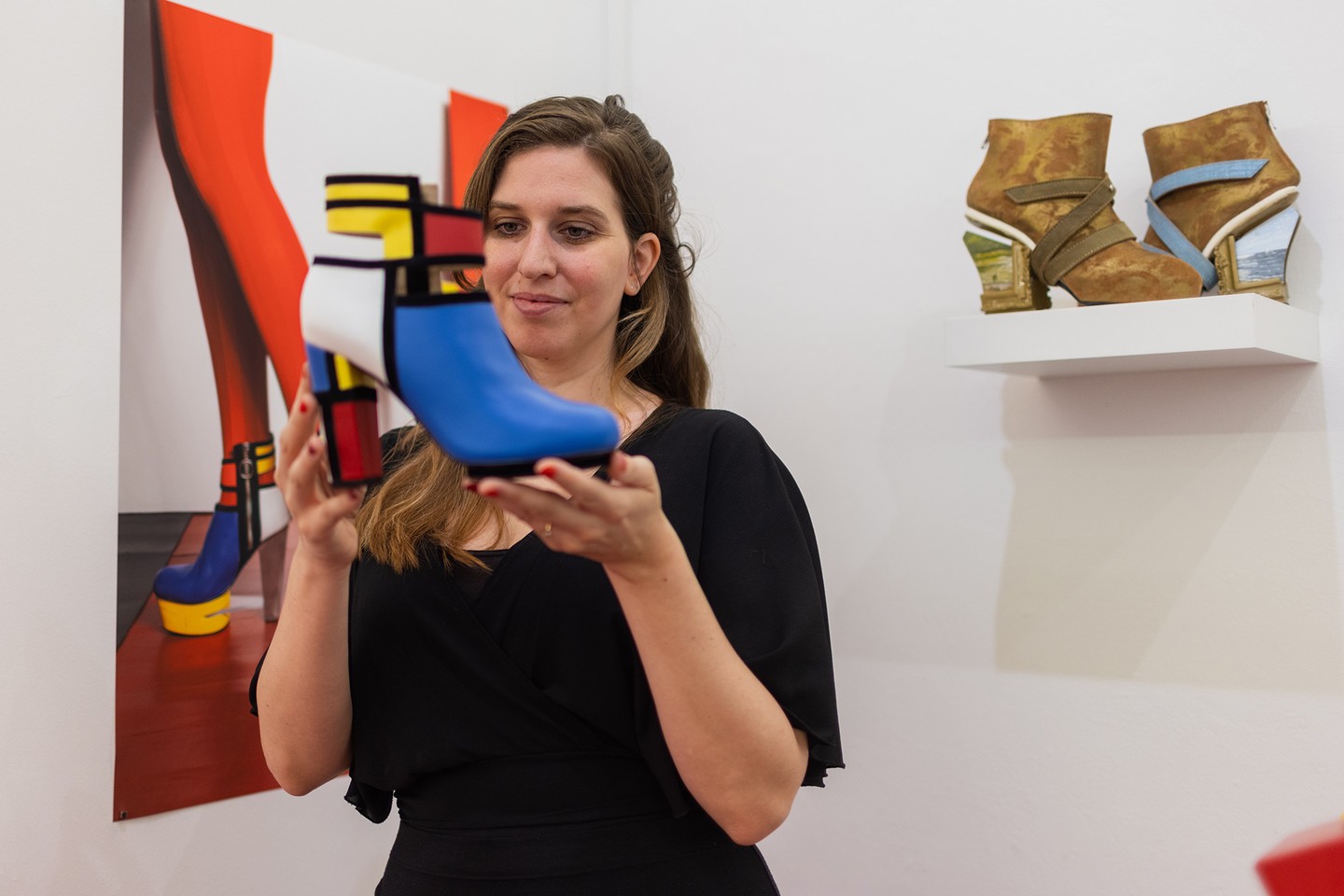 Amber Aurele Ambrose a Cipőfantáziák kiállítá egyik kurátora és kiállítója