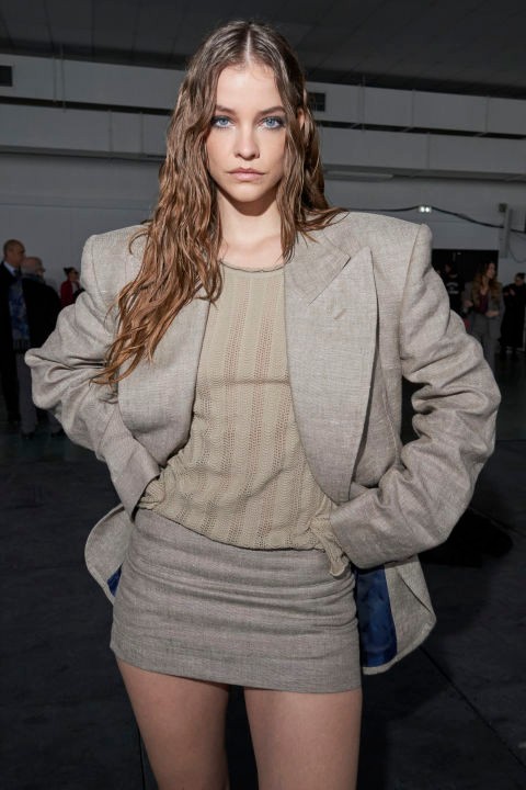 Palvin Barbara az Andreas Kronthaler for Vivienne Westwood 2024-25 ősz-tél divatbemutatón