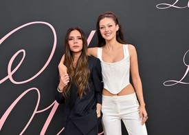 Amikor Victoria és Nicola együtt pózoltak a színésznő Lola című filmjének premierjén 2024-ben, mintha megpróbálták volna eloszlatni a viszályról szóló pletykákat. Nicola láthatóan nagyon izgatott volt, hogy Victoriával lehet, a gesztusai és a testbeszéde pedig egy cseppnyi fenntartást sem sugallt – minden arra utalt, hogy teljesen felszabadultan érzi magát anyósa társaságában.