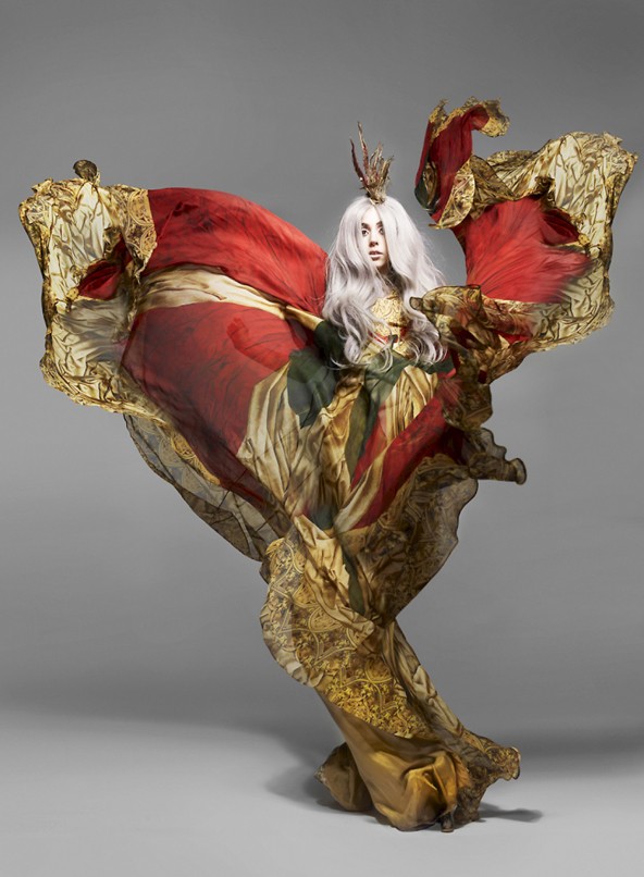 Knight Lady Gagát is fotózta egy légies McQueen csodaruhában az amerikai Vanity Fair 2010. szeptemberi számához.