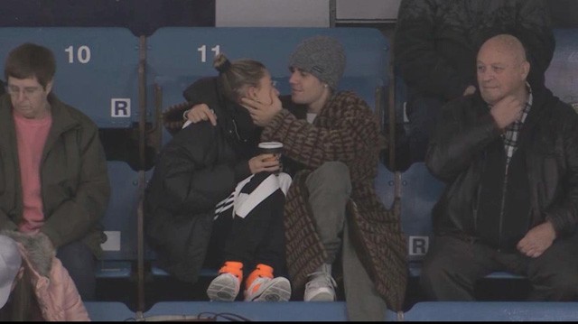 Ciki! Justin Bieber Selena Gomez zenéjére táncol a felesége, Hailey Baldwin társaságában