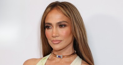 Jennifer Lopez extra mélyen kivágott ruhája a legmerészebb utcai viselet, amit valaha is láttunk rajta