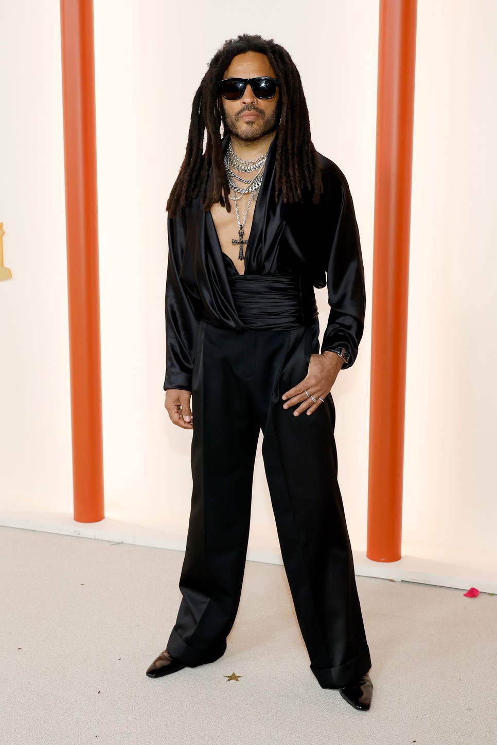 Lenny Kravitz a 2023-as Oscar-gála vörös szőnyegén