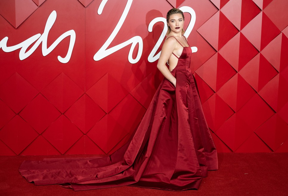 Florence Pugh Valentinóban a 2022-es British Fashion Awards vörös szőnyegén