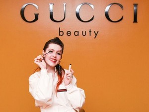 Botrány lett a Gucci sminkreklámjából a modell fogai miatt