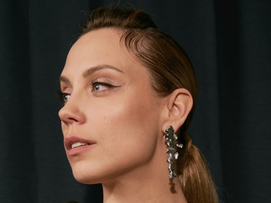 Lékai-Kiss Ramóna rövid hajjal érkezett a GLAMOUR gálára, még sosem láttuk ilyen frizurával