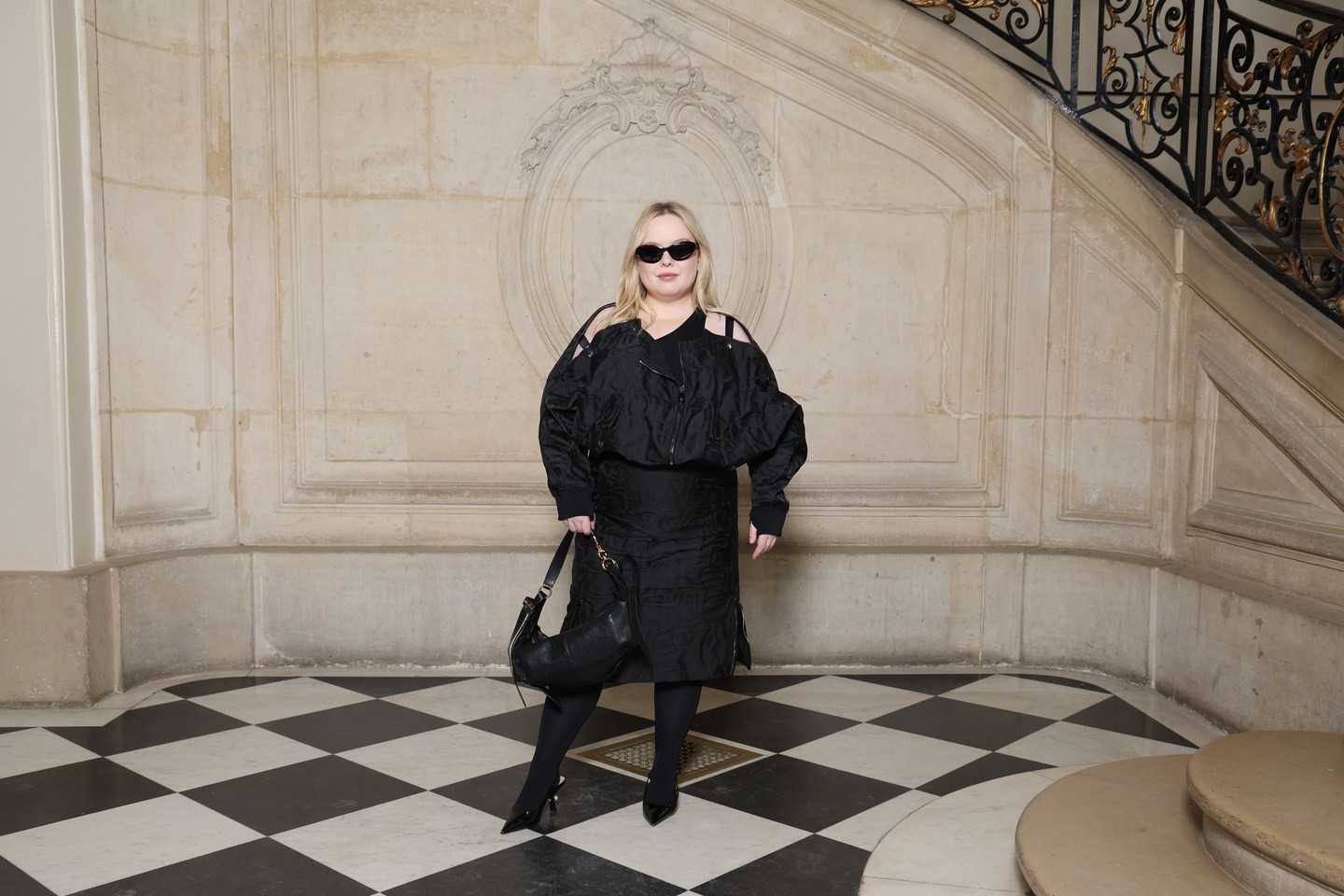 A Bridgerton sztárja, Nicola Coughlan is tetőtől talpig feketében érkezett: vállvillantós selyemruhát viselt Dior kiegészítőkkel.